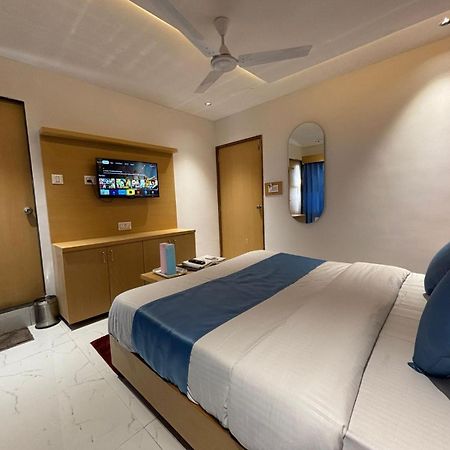 Hotel Phoniex Ahmedabad Exterior photo