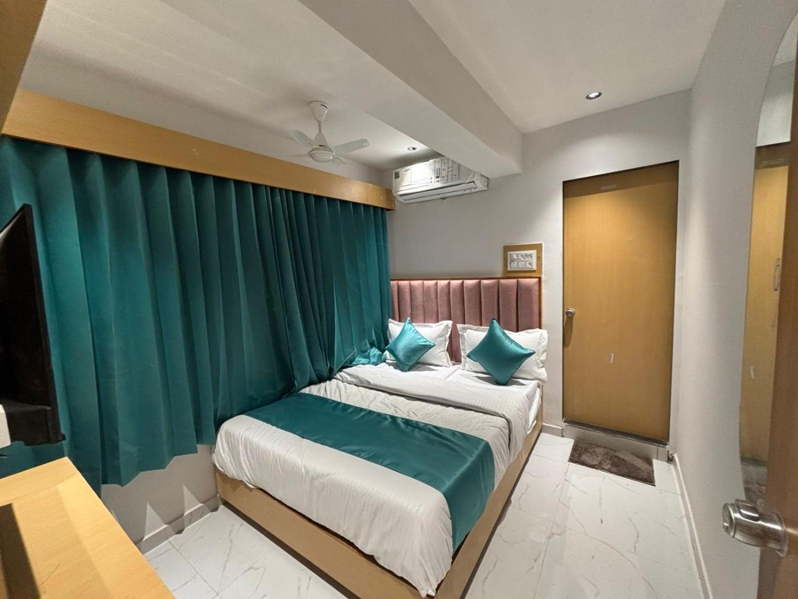 Hotel Phoniex Ahmedabad Exterior photo