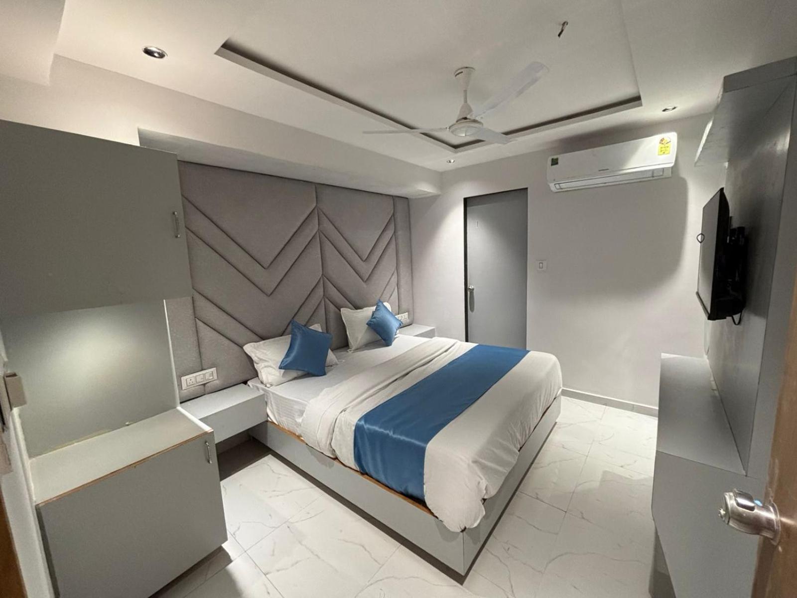 Hotel Phoniex Ahmedabad Exterior photo