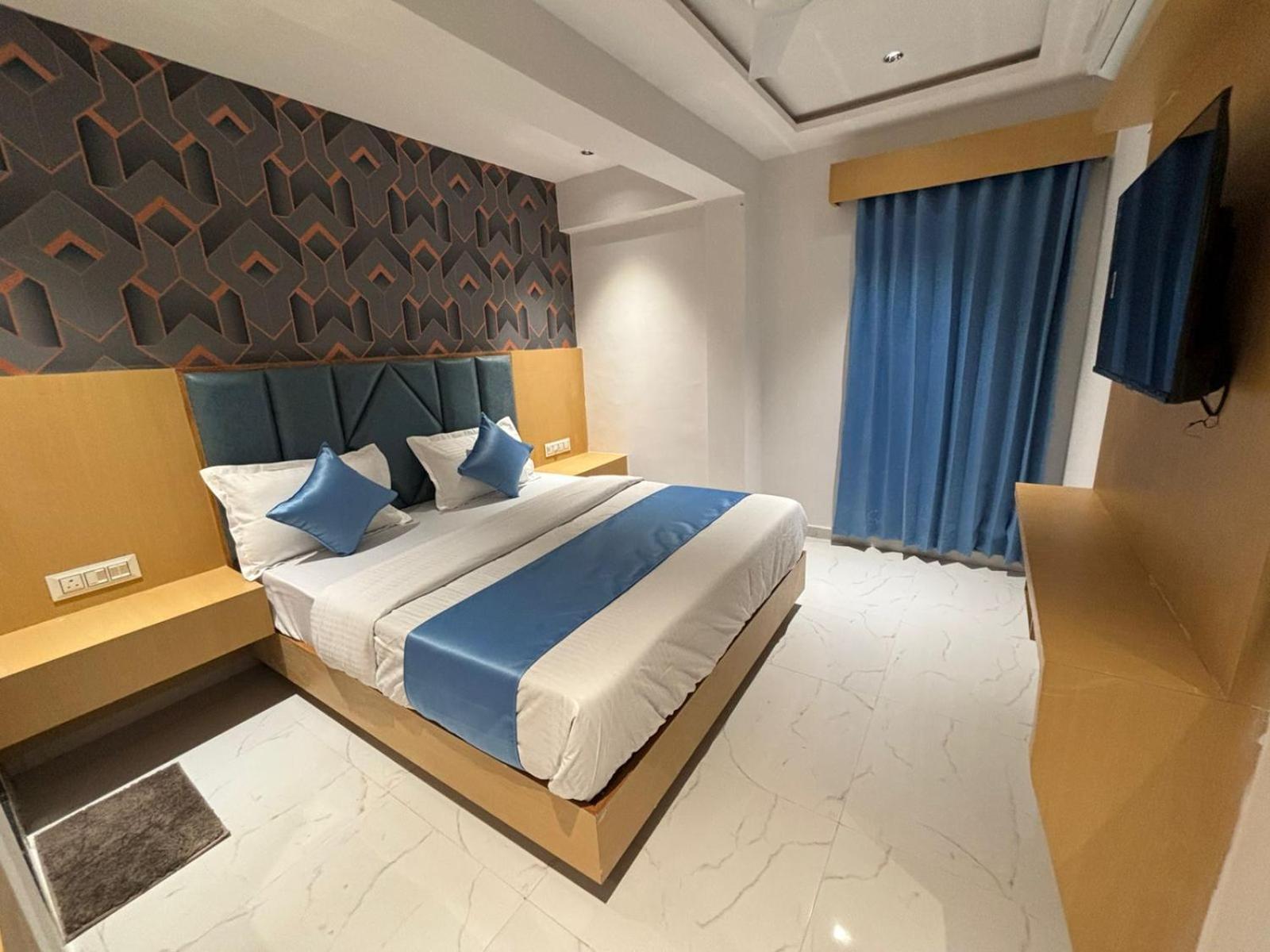 Hotel Phoniex Ahmedabad Exterior photo
